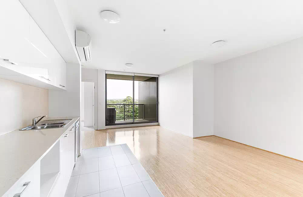 lavaggio-pavimenti-con-macchinari-professionali