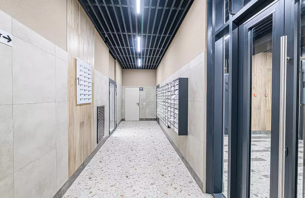 pianerottoli-androni-portoni-vetrate-ringhiere-corridoi